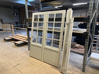 Dubbel deurkozijn, grijs gespoten Hillhout